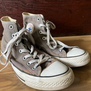 Women’s size 8 Converse high tops Chuck Taylor All Stars Gray